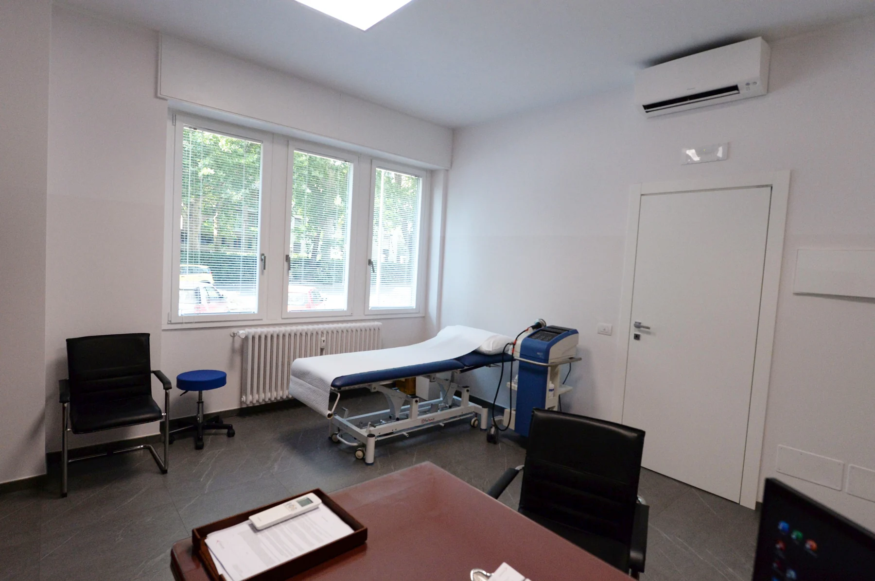 Studio per visite con scrivania e lettino